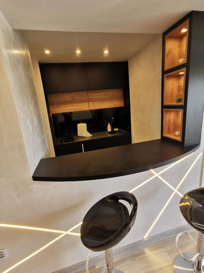 נובי סאד Brend New Luxurious Apartment In Downtown With Free Parking מראה חיצוני תמונה